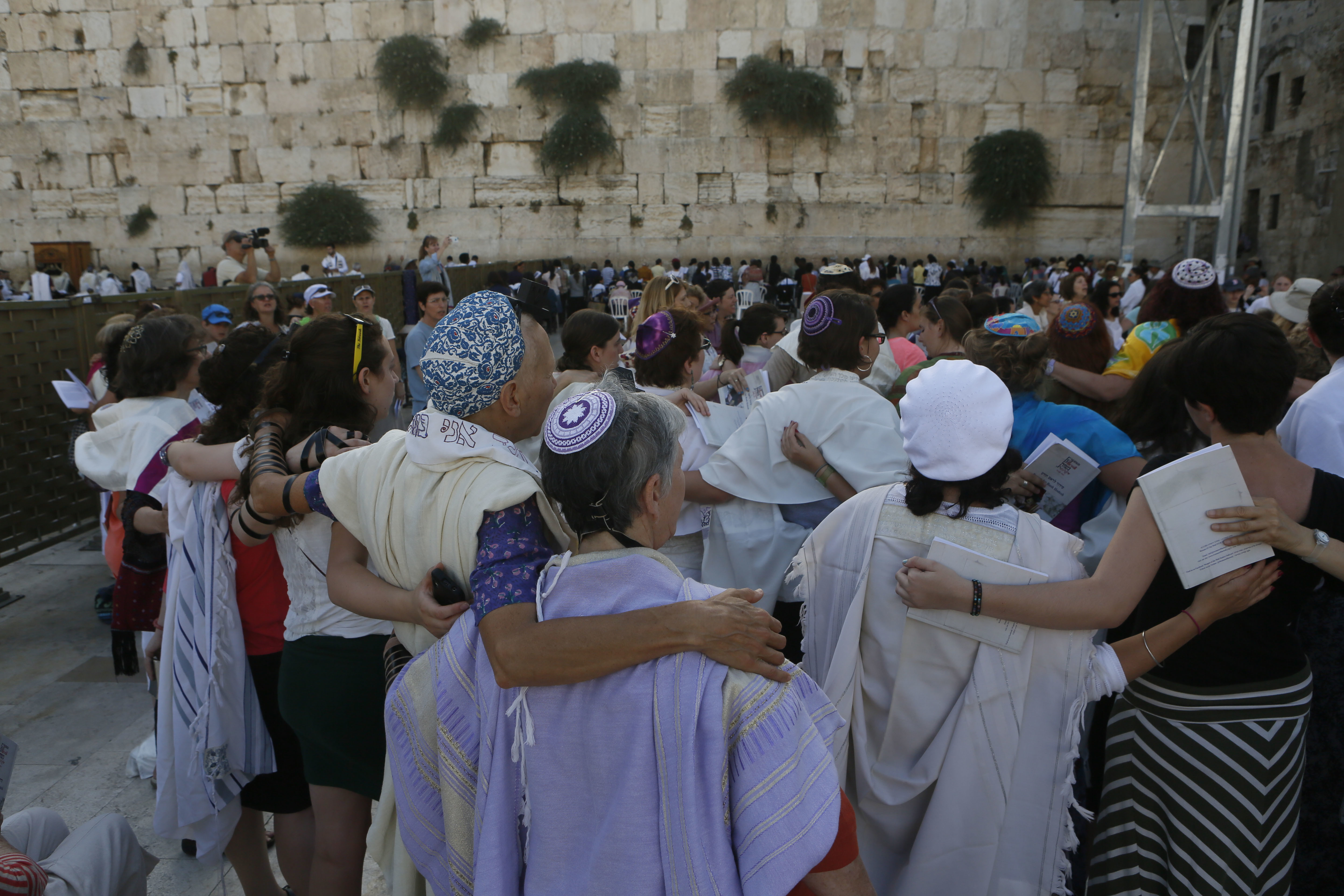 Women of the Wall praying