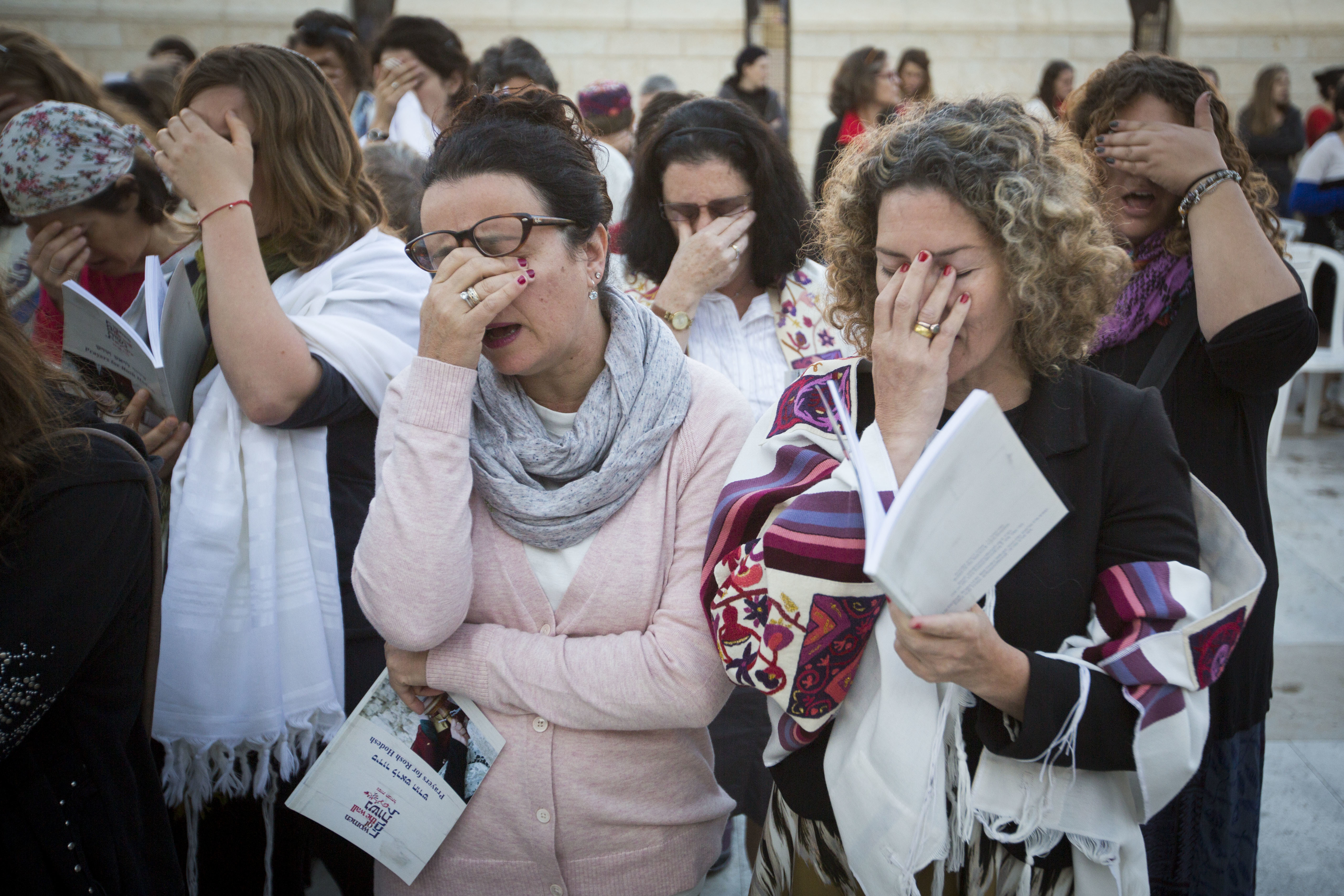 Women of the Wall praying